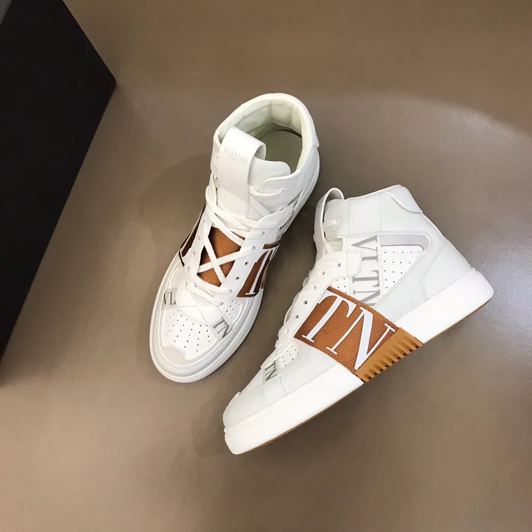 p480 "VALETINO**" new high-top 🆕 calfskin lace-up sneakers. No man should be able to refuse these shoes. The classic color scheme is so handsome! Purchase a high-precision replica of the original version to instantly sell off the market currency! 6 VLTN logo rubber effect straps - Valentino Garavani Logo printed on the back and tongue, all materials are customized to ensure quality! Size: 38-44